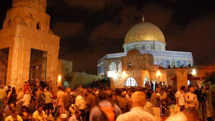 فرضت إسرائيل قيودا مشددة على دخول سكان الضفة للصلاة في القدس في رمضان