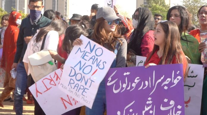 ‘جسمي اختياري’.. باكستانيات ينتفضن للحصول على حقوقهن